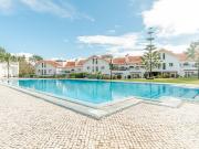 Moradia T5 renovada em condomínio fechado com piscinas,...