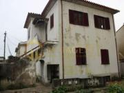 Moradia T6 com garagem e jardim para recuperar em Mafamude