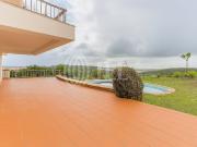 Moradia T6, com garagem e piscina, em Queijas, Carnaxide