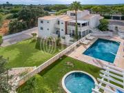 Moradia T6 com garagem e piscinas, em Porches, Algarve