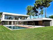 Villa T6 com jardim e piscina na Aroeira