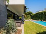 Moradia T6 com jardim exuberante e piscina aquecida, em...