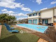 Moradia T6 exclusiva, com piscina e garagem, na Charneca...