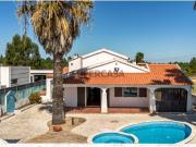 Moradia T6 isolada térrea com piscina e garagem na...