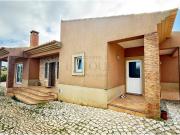 Moradia térrea com 3 quartos localizada em zona...