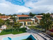 Moradia térrea com aproveitamento de sótão, piscina e...