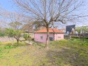 Moradia térrea com jardim, terraço e anexos junto ao...