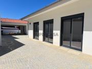 Moradia térrea com logradouro, anexo e alpendre