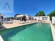 Moradia térrea com piscina e vista mar a partir do...