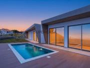 Moradia térrea com piscina, situada perto do campo de golfe