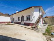 Moradia Térrea com Terreno Murado e Sótão Amplo...