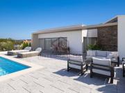 MORADIA TERREA EM PROJETO COM PISCINA