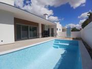 Moradia térrea isolada T4, arquitetura contemporânea com...