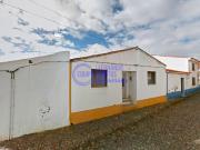 Moradia térrea no centro da Vila de Entradas