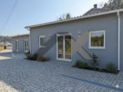 Moradia térrea T3, com telheiro e espaço exterior