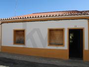 Moradia térrea T2 para recuperar telhado novo, com...