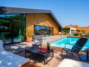 Moradia térrea T4+1 com jardim exuberante e piscina...