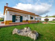 Moradia Típica Portuguesa com Jardim e Terrenos Privados...