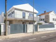 Moradia totalmente recuperada e remodelada, em Caxias