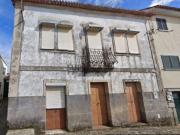 Moradia tradicional com 4 quartos com um grande jardim,...