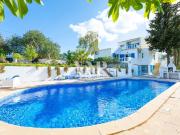 Moradia Tradicional com 5 Quartos, Piscina Privada e...