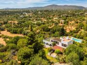 Moradia Tradicional com Piscina e Terreno amplo