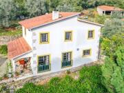 Moradia única inserida em lote de terreno junto à...