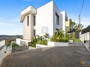 Moradia Unifamiliar de Arquitetura Contemporânea com...