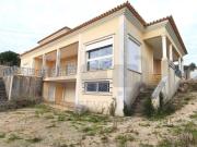 Moradia unifamiliar T4 com 2 pisos e cave situada na...