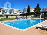 Moradia V2+2 com piscina localizada nos Caliços em Albufeira