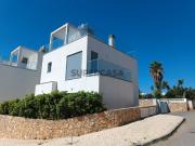 Moradia V2 com garagem e piscina para venda em Albufeira