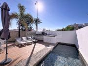 Moradia V2 com piscina e a curta distância a pé da praia...