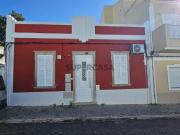 Moradia V2 em Loulé renovada com terraço e logradouro