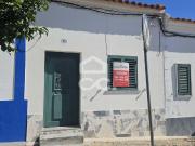 Moradia V2, localizada em Baleizão, para habitação...