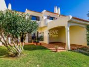 Moradia V3+1 com jardim e piscina localizada em zona...