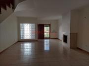 Moradia V3 com escritório em condomínio fechado