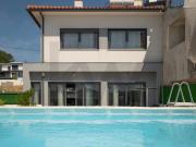 Moradia V3 com piscina em zona nobre de Odivelas