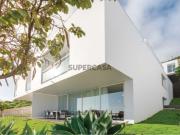 Moradia V3 geminada com piscina na zona da Casa Branca