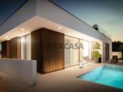 Moradia V3 térrea com piscina a 5 minutos das praias