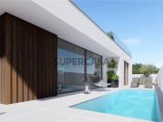 Moradia V3 térrea com piscina a 5 minutos das praias