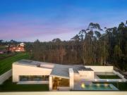 Moradia V4+1 como nova, com 3 suítes, perto da praia...