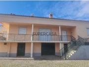 Moradia V4 bem conservada com piscina inserida em...