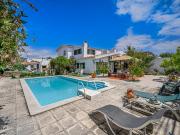 MORADIA V4 COM PISCINA E JARDIM NA MARISOL