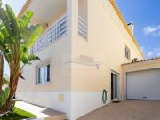 Moradia V4 Isolada de Gaveto com Jardim e Garagem...