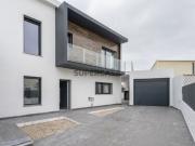 Moradia V4 nova com piscina