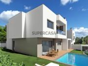 Moradia V4 Nova com Piscina situada na Charneca Caparica