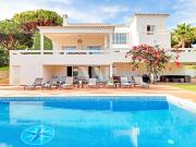 Moradia V5 para venda na Fonte Santa, com campo de ténis...