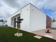 Moradias de qualidade superior com piscina inseridas em...