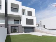 Moradias geminada de excelência a poucos km da costa da...