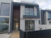 Moradias V4 geminadas com vista mar e piscina, em...